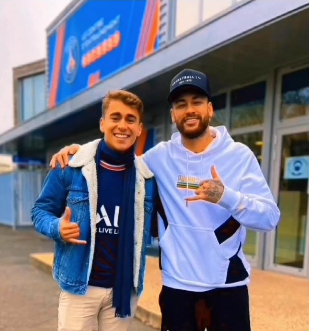 MBASENACIONAL's tweet photo. O deputado mais votado do Brasil e o melhor jogador da seleção, referência para muitas crianças e jovens, exemplo de pai e ser humano, dizem que os esquerdalhas quando vêem essa foto arrancam todos os cabelos da cabeça! Vamos seguir lutando, somos patriotas e amamos o brasil. 🇧🇷 https://t.co/luGl6PEpYz