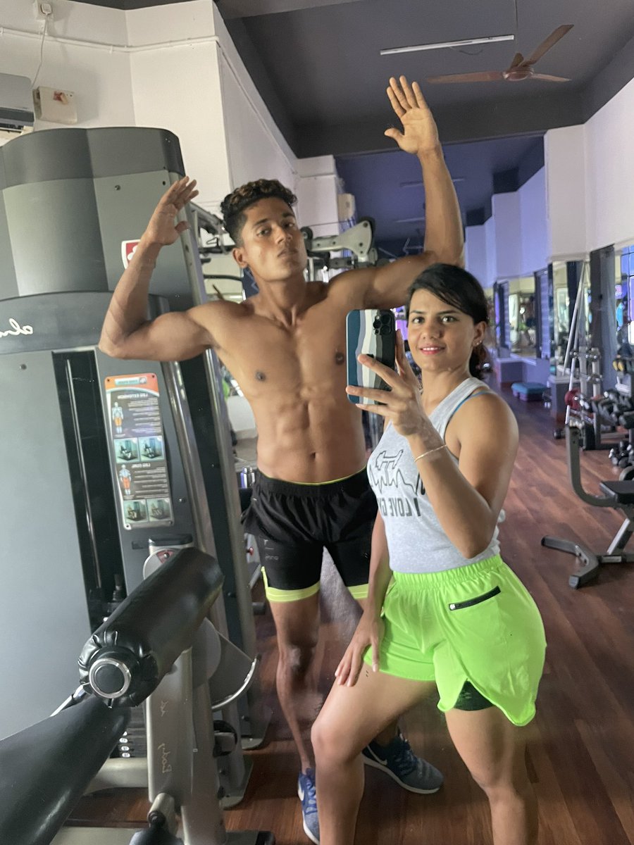 VaibhavMW's tweet photo. Gym Shark With Gym Dolphin πͺπ»πΉππ»
#fittest #Coach #gympartner #sportspartner #gymlife #student #fitnessfreaks #gymtime #babe
#couplegoals #FitnessGirl #fitnessboy #gymshark #fitcouple #girlfriend #trainer #teach https://t.co/O3jfpsriY3