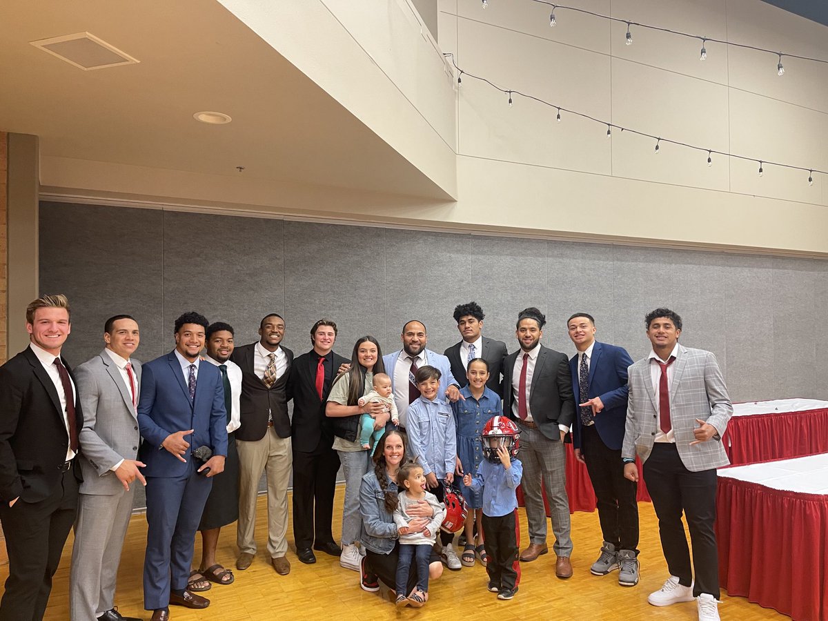 misi_tupe's tweet photo. Every year my wife and I have been raising 8-9 boys who have been great older brothers their younger siblings. Grateful for their example, hard work and leadership. We are proud to say two were named first team all WAC linebackers #malaki #leota. Love my clan! #savagementality https://t.co/P7jBJ7Uy1h