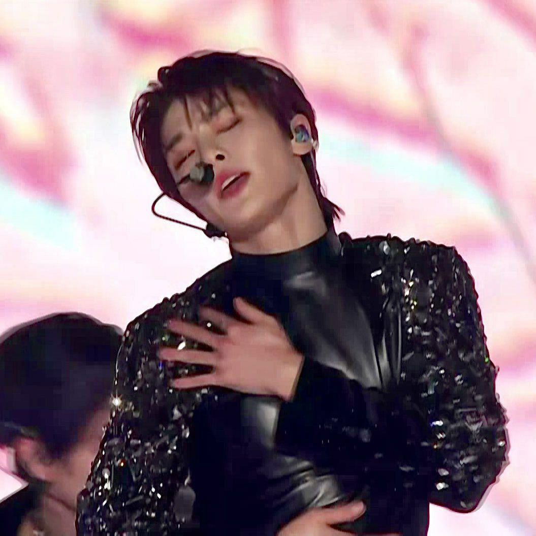 стоп, это он хотел быть священником? вот этот молодой человек????