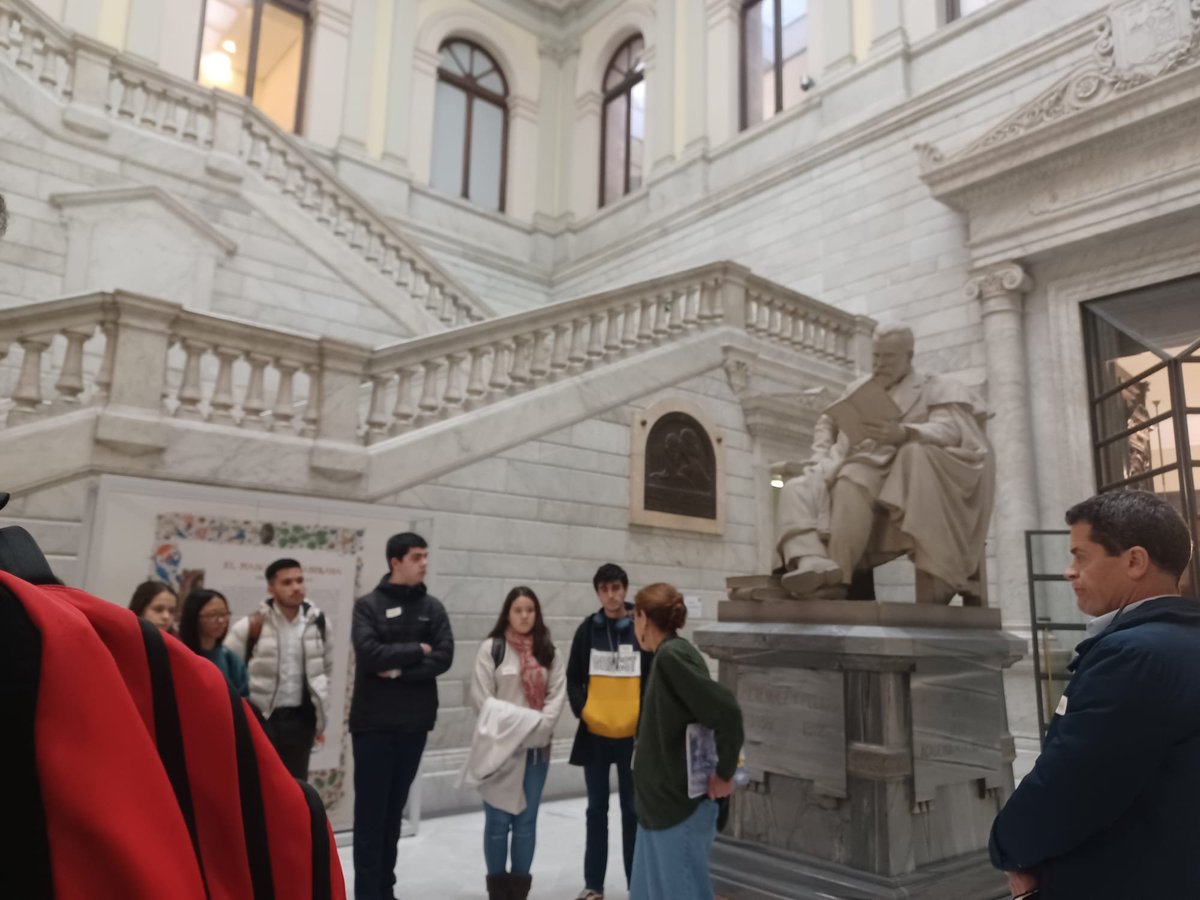 de_escritura's tweet photo. Los alumnos de "El poder de la escritura y la oratoria" de @Nebrija visitaron la @BNE_biblioteca🔝. ¿Sabes que reúne, cataloga y conserva más de 30 millones de 📚, revistas,🗺️, grabados, dibujos, 🎼y folletos producidos en territorio nacional desde principios del XVIII. 👩‍🎓🧑‍🎓💕 https://t.co/yhNcxg1jcJ