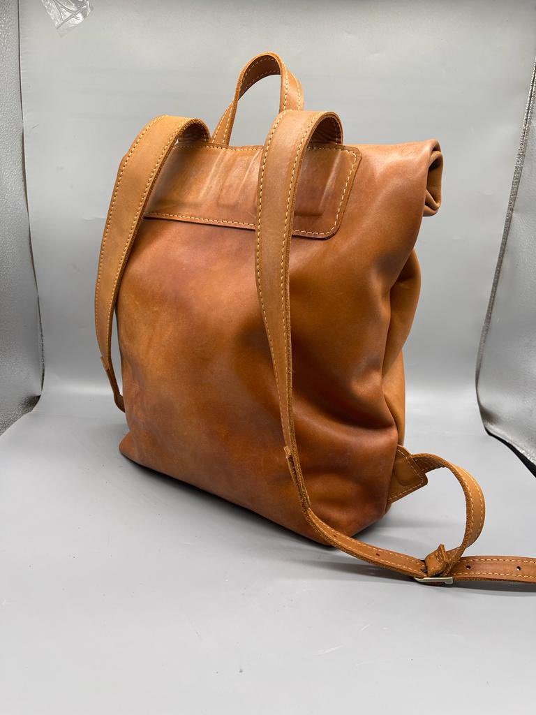 Zhandik's tweet image. Недавно сдали объем кожанных рюкзаков скруток.Получилось огненное изделие, которое прослужит долгие годы.Могу изготовить такое же с удобными отсеками для ноутбука и ежедневника.Кожа КРС казахстанская.Цена 40к на розницу.Срок изготовления 4 дня. Визитница и гравировка в подарок.