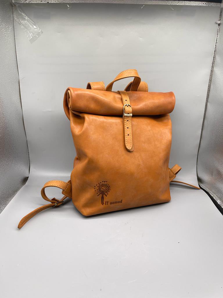 Zhandik's tweet image. Недавно сдали объем кожанных рюкзаков скруток.Получилось огненное изделие, которое прослужит долгие годы.Могу изготовить такое же с удобными отсеками для ноутбука и ежедневника.Кожа КРС казахстанская.Цена 40к на розницу.Срок изготовления 4 дня. Визитница и гравировка в подарок.