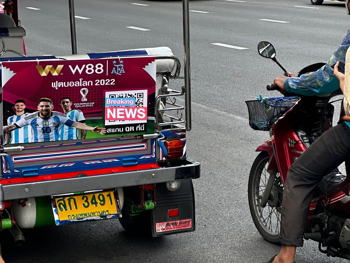 เชดดด สามล้อหน้าเซ็นเวิลด์ติดโฆษณาเว็บพนันบอล 100 เมตรจากสนง.ตำรวจแห่งชาติ