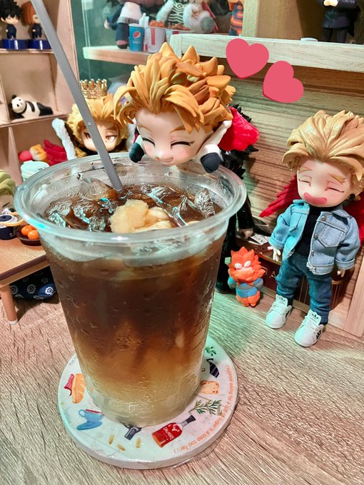ช่วยด้วยมียุงแปลกๆปีกแดงๆมาเกาะแก้วกาแฟ 