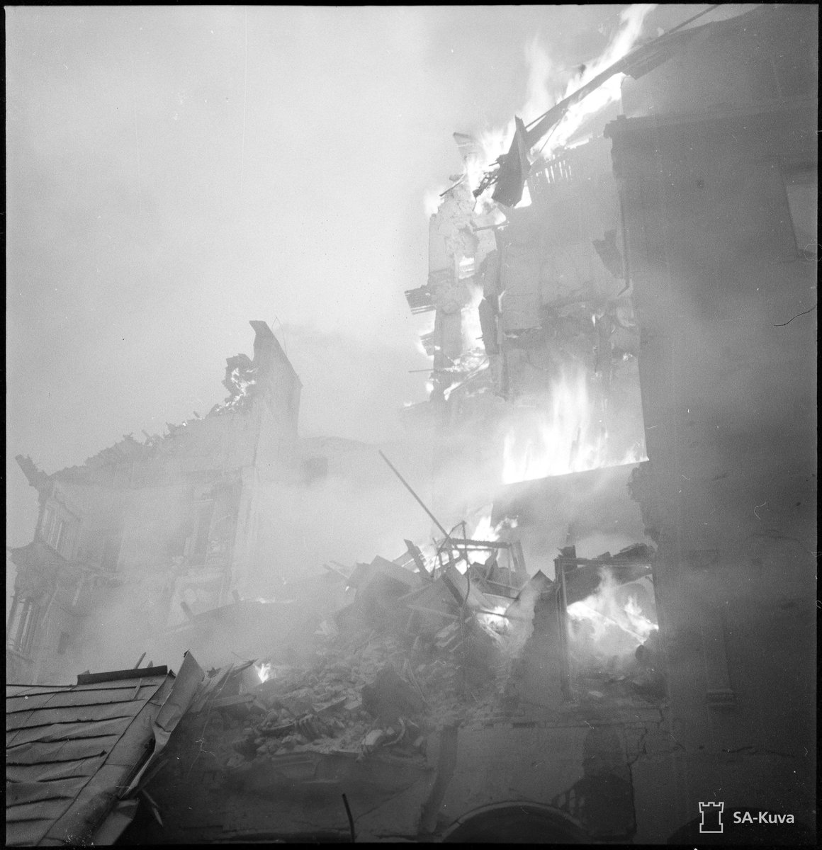 #OTD 30.11.1939. NL kohdisti heti talvisodan alussa sotatoimia siviilikohteisiin niin rajalla, kuin Helsingissäkin. "Alkoi kuulua tykistöammuntaa [...] Tykistöammuntaa Käsnäselän kylään kansakoulun seutuville […] ammunta suoritettiin valtakunnan rajan takaa." ErP9, SA #talvisota