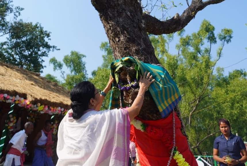 pratimtmcp's tweet photo. হিঙ্গলগঞ্জে বনবিবি মন্দিরে সাধারণ মানুষের মঙ্গল কামনায় পুজো দিলেন মাননীয়া মুখ্যমন্ত্রী মমতা বন্দ্যোপাধ্যায়। 
@MamataOfficial
@abhishekaitc
@AITCofficial 
#AITCSSMC
#SM_POC
#AmiNoyAmra 
#আলিপুরদুয়ার_জেলা
#AITC
#alipurduardistrict
#KhelaHobe https://t.co/4rSDs9roKR