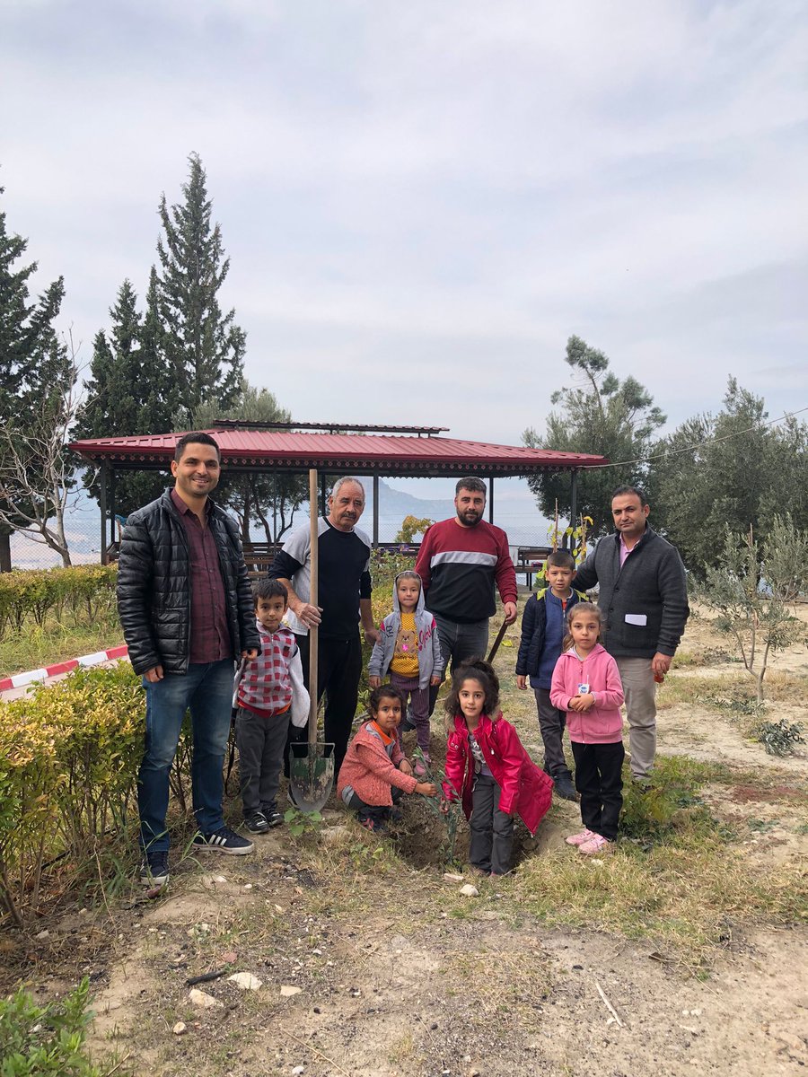 Daha yeşil bir Mareşal için Halil Gürbüz ve İrfan İlhan öğretmenimiz refakatinde 1.Sınıf öğrencilerimiz okul bahçesine hibe edilen zeytin ağaçlarımızı toprakla buluşturdular. Öğretmenlerimizi ve öğrencilerimizi duyarlılıklarından dolayı tebrik ederiz
@harungergin 
<a href="/Isayuksel3370/">İsa Yüksel</a>