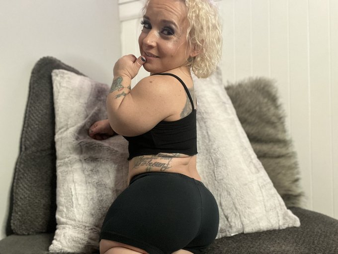 Who wants a piece of me hehe https://t.co/V1reKTB0Ha https://t.co/HNgPxCMFav