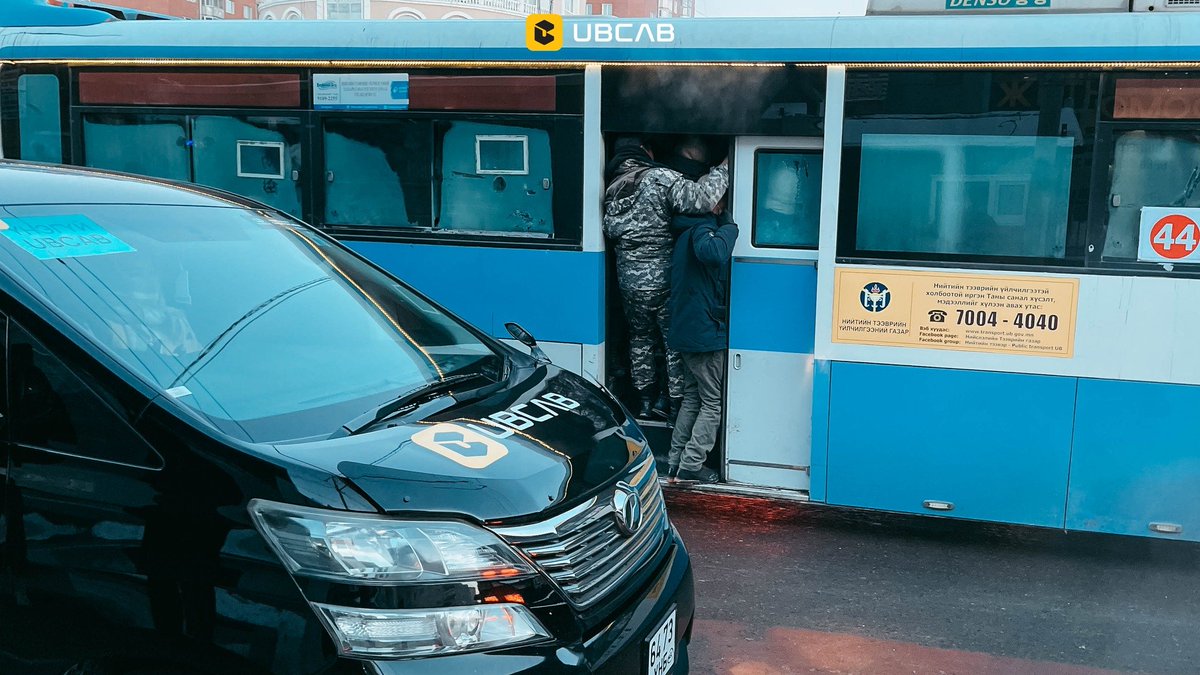 Ваавлдаа. UBCAB автобусны буудал дээрээс хүүхэд, настай хүн, жирэмсэн хүмүүсийг үнэгүй авч явж хүргэж байгаан байнашд.