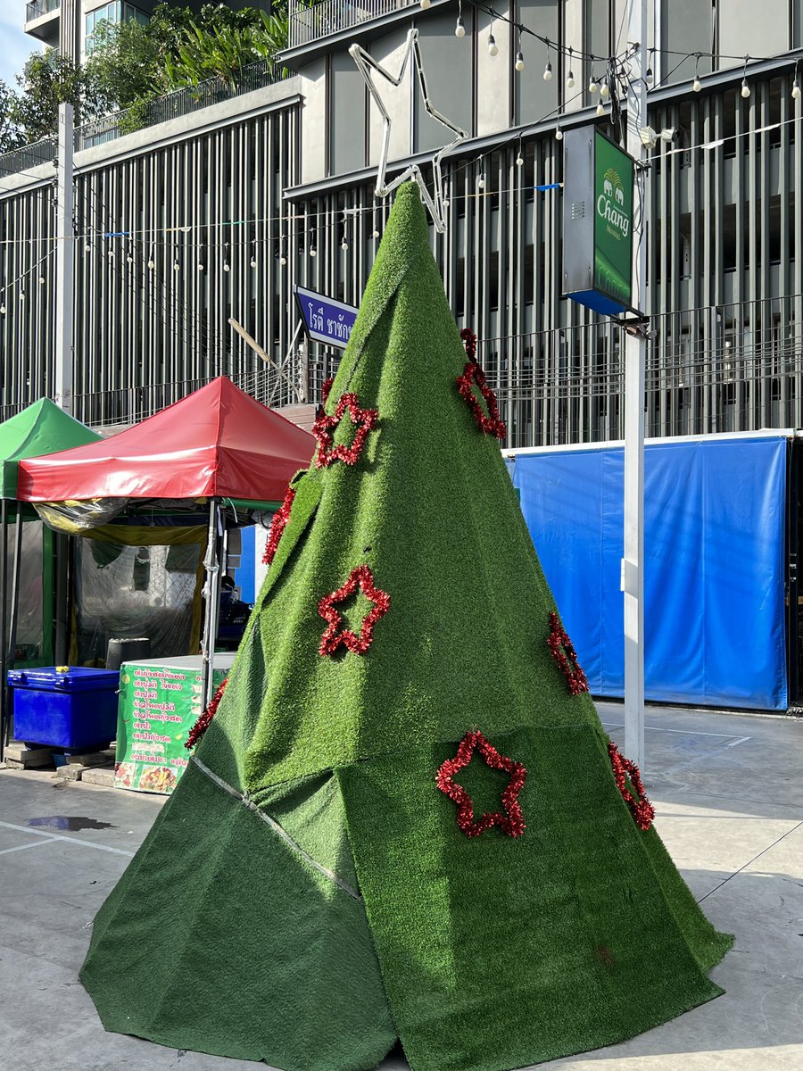 furbyfah's tweet image. ต้นคริสต์มาสแบบประหยัดงบ