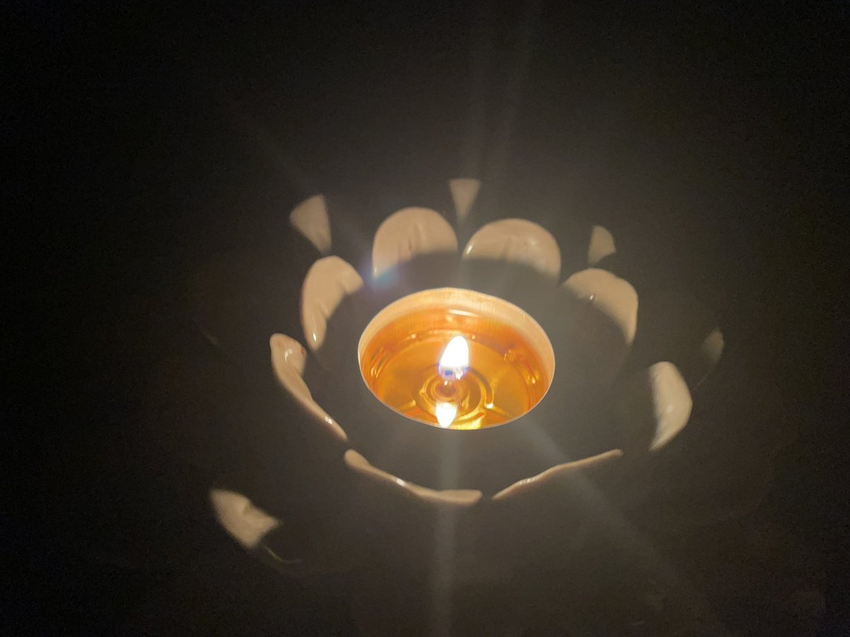 MichelleKOMO's tweet photo. Oh Snap! We are in the dark! Not wind - Iโm sure itโs gotta be the weight of the snow-that brought a line or branch down - Dang- and we were really enjoying @wednesdayaddams on #Netflix #SeattleCityLight nearly 7,000 w/out power now @komonews https://t.co/a3WFUiaRMW