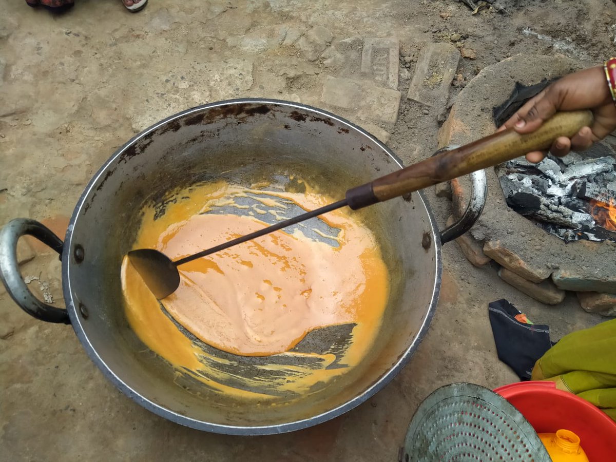 brlps_bhagalpur's tweet photo. ये है खजूर के पेड़ से उत्पादित नीरा से तैयार पेड़ा। यह पेड़ा स्वादिष्ट होने के साथ साथ स्वास्थ्य के दृष्टिकोण से लाभदायक भी है। इसे भागलपुर के जगदीशपुर प्रखंड में जीविका दीदियों के द्वारा बनाया जा रहा है। ग्राहकों में इसकी अच्छी मांग है। 
#NEERA #womenempowerment #Jeevikabgp https://t.co/nuM9Z6kmlD