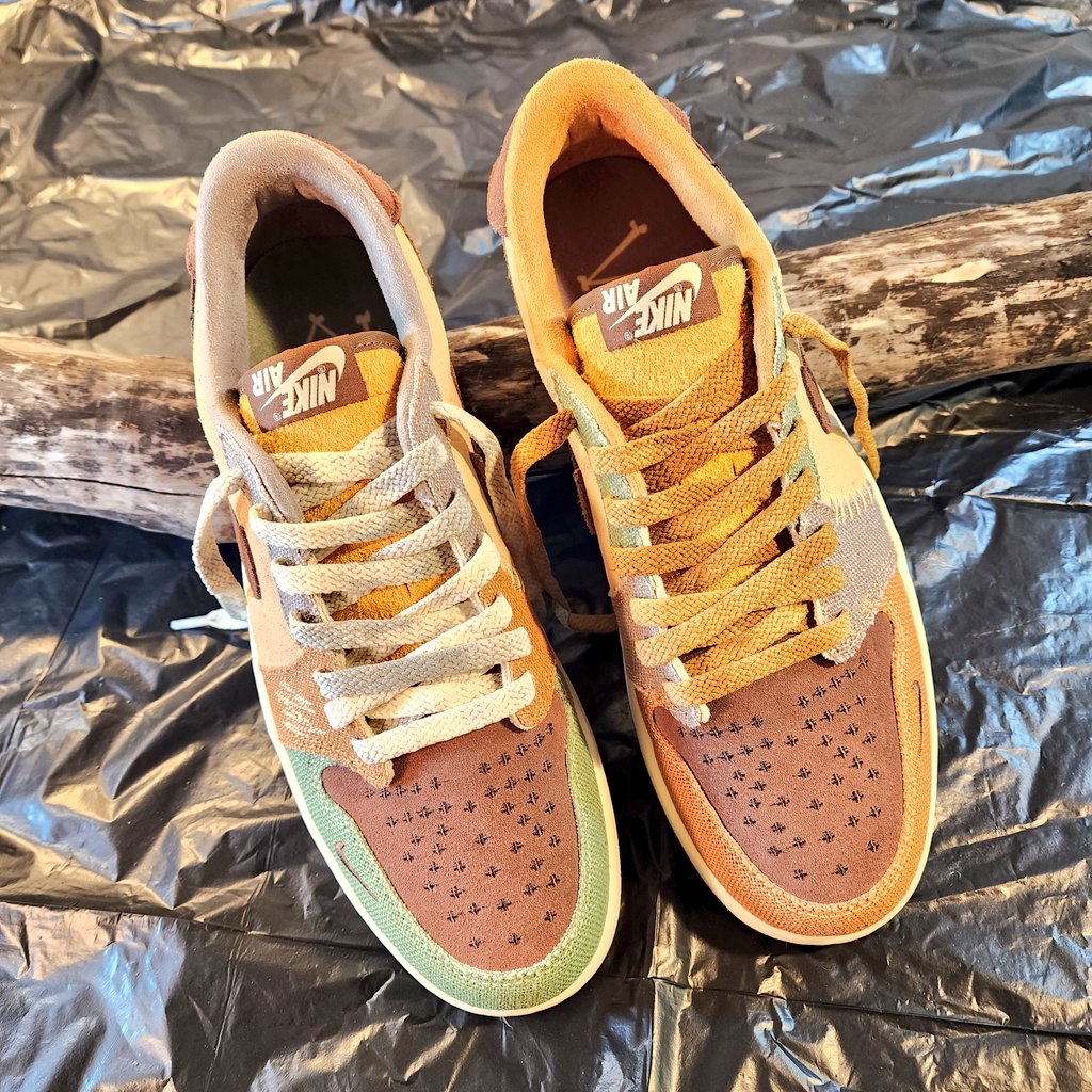 SNKR_SVAG's tweet photo. "Had to have'em"  
                A must IMO 👟

      "did You COP or DROP??"
                comment 👇

      always always #FoxLaces 🦊
         Foxtrott_Uniform Familia 

#Jordan1s #JordanZions #VooDoo #ZionVoodoo #JordanZions #Nike #NikeAir #JordaLow1s https://t.co/VAJZkgFXvB