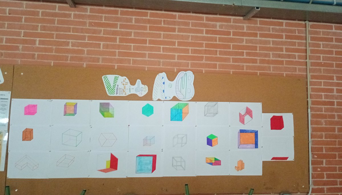 RosaMartnFerna1's tweet photo. Aquí tenim el mural col.laboratiu de les classes. https://t.co/r8Cn8P0loc
