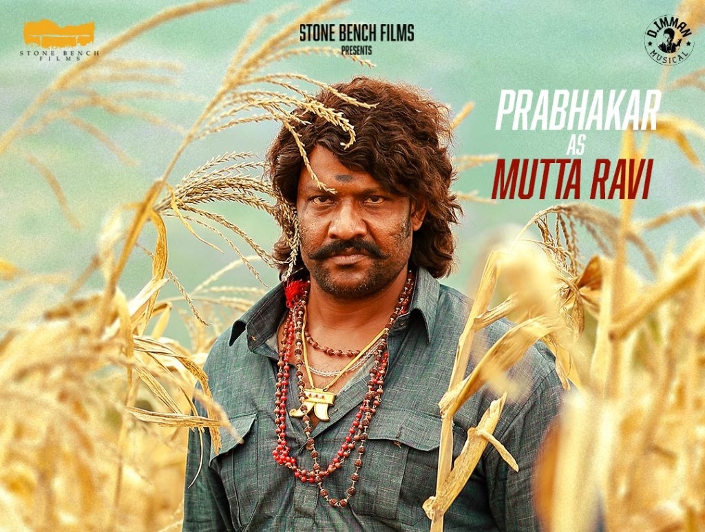 iammoviebuff007's tweet photo. #DSP - Character Introduction..⭐
#Vijaysethupathi as Vascodagama
#Anukeerthy as Annapoorani
#Pugazh as Poovaali
#Prabhakar as Mutta Ravi
Bookings Open now..🤙 https://t.co/vjmfe5viSS