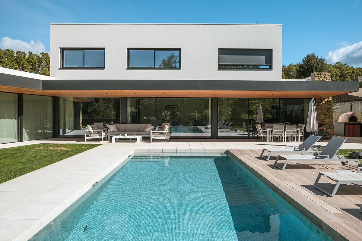 La seqüència de matèries naturals converteix el jardí en un mosaic de sensacions que anticipa la bella arquitectura residencial. La piscina rectangular és essencial i rigorosa. #Colomer_rifa #isayos #i.sayos #jodul_com #obres

piscinesvalles.com/gespa-pedra-ai…
