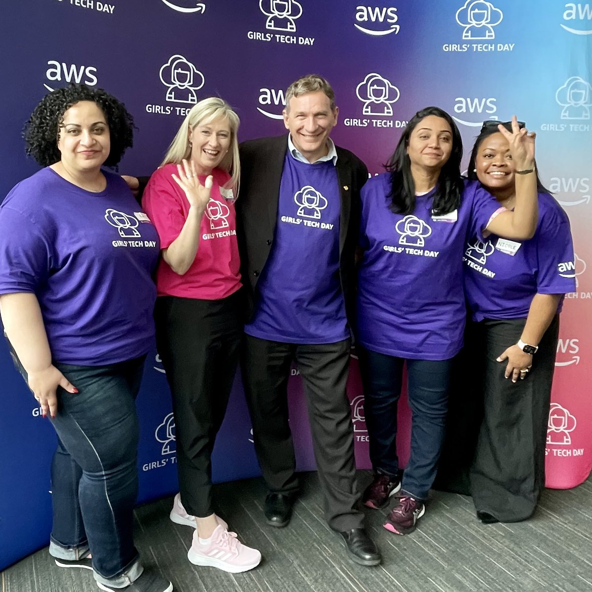 LeeUssher's tweet image. My career didn’t exist when I left school &amp;amp; that’s 1 of many reasons why I love working on #AWSGirlsTechDay with @ITF_Australia &amp;amp; #AWS - and after 2yrs of virtual events I had a fabulous day capturing inspiring moments of the #nextgen of #womenintech engaging

 #awsincommunities