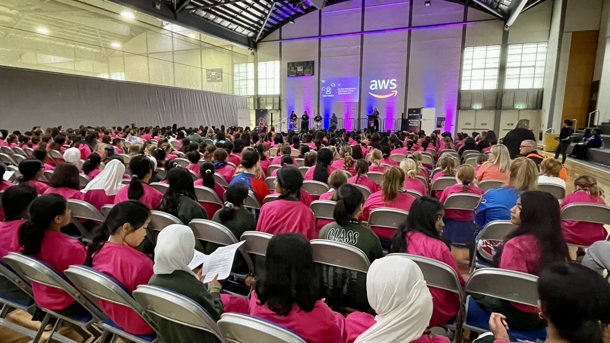 LeeUssher's tweet image. My career didn’t exist when I left school &amp;amp; that’s 1 of many reasons why I love working on #AWSGirlsTechDay with @ITF_Australia &amp;amp; #AWS - and after 2yrs of virtual events I had a fabulous day capturing inspiring moments of the #nextgen of #womenintech engaging

 #awsincommunities