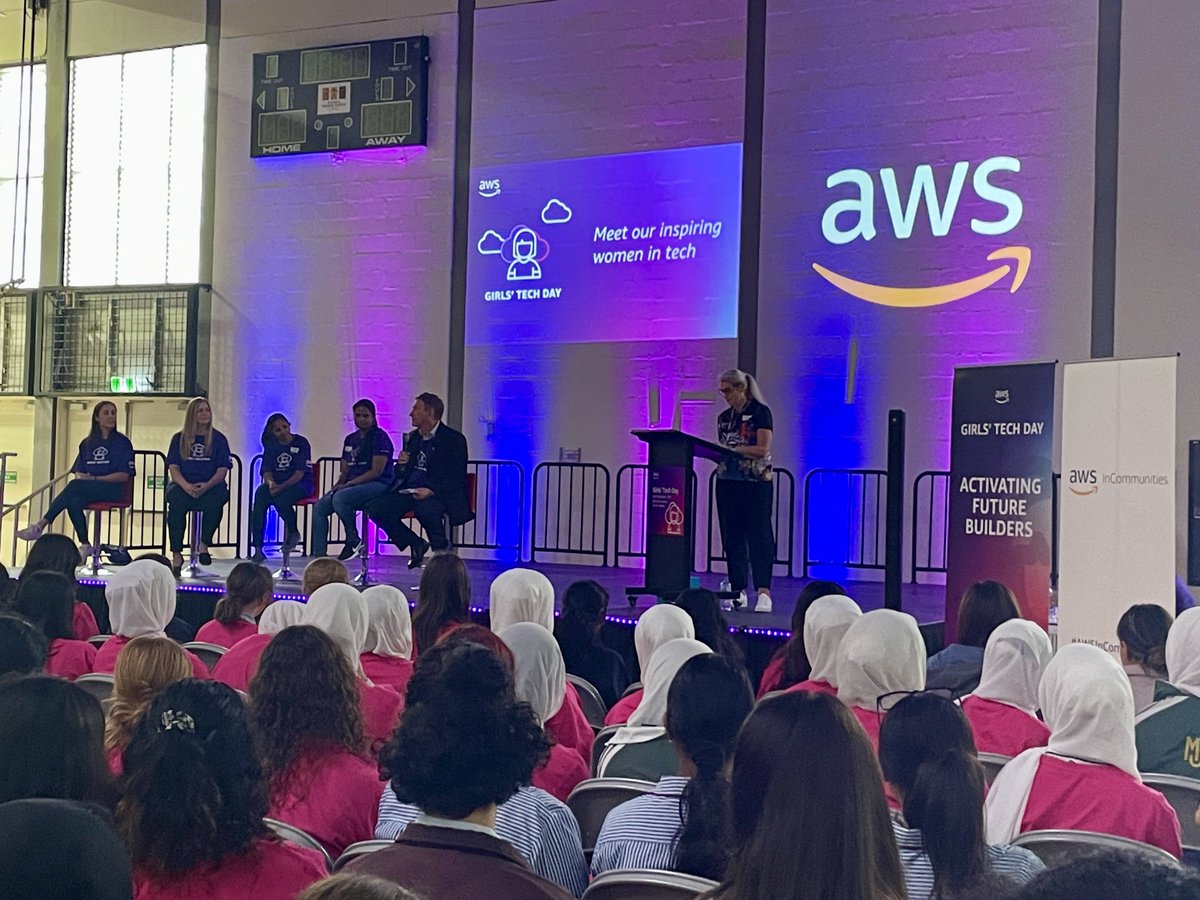 LeeUssher's tweet image. My career didn’t exist when I left school &amp;amp; that’s 1 of many reasons why I love working on #AWSGirlsTechDay with @ITF_Australia &amp;amp; #AWS - and after 2yrs of virtual events I had a fabulous day capturing inspiring moments of the #nextgen of #womenintech engaging

 #awsincommunities