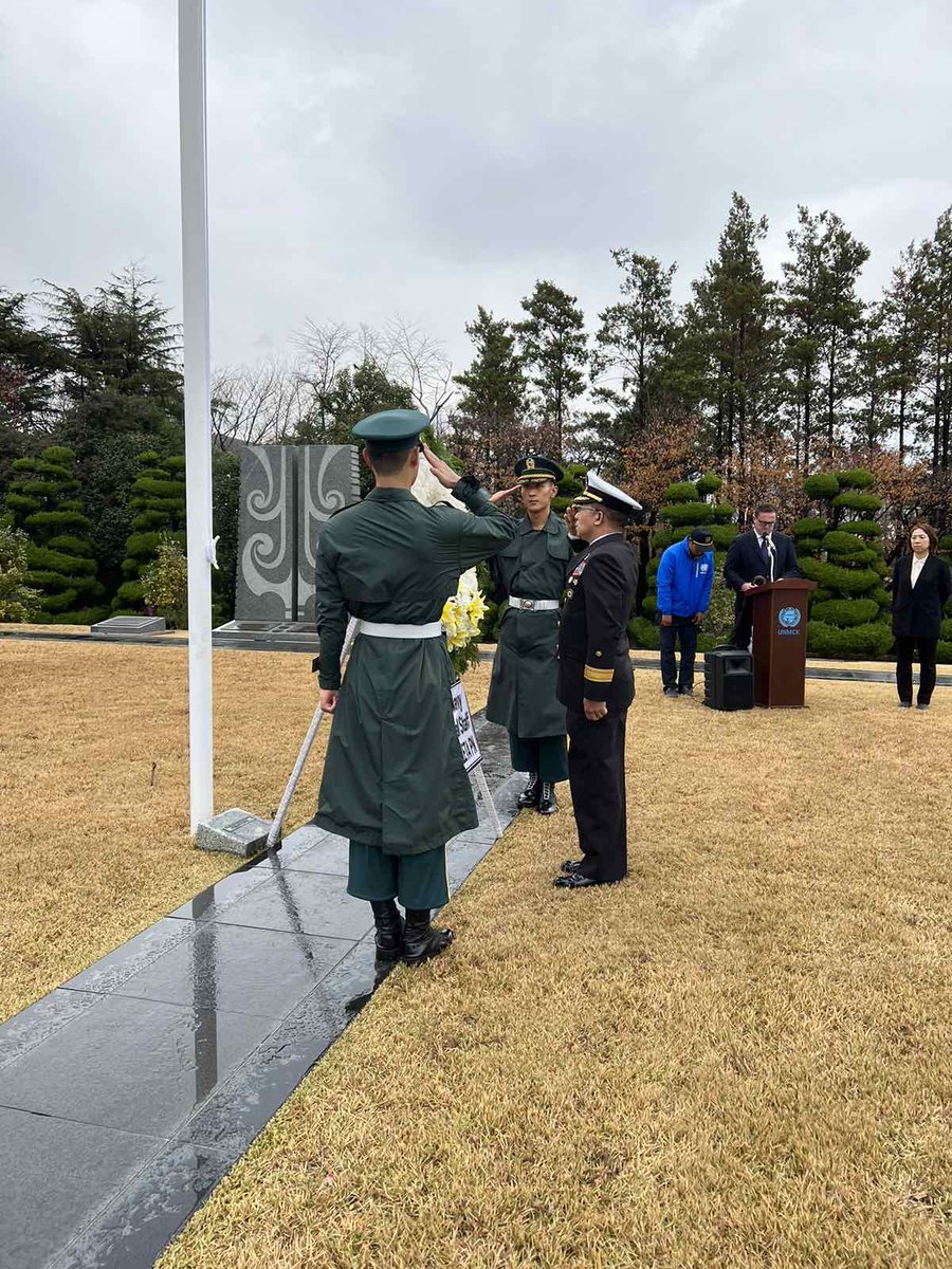 Philippine_Navy's tweet photo. HEROISM &amp; COURAGE | PH #Navy's Chief of Naval Staff honors Filipino Soldiers in visit to Filipino Fallen Heroes memorial in #Korea

👉: https://t.co/7r83jpfFwF

#ProtectingtheSeasSecuringOurFuture 
#ModerandMultiCapablePHNavy 
#AFPyoucanTRUST https://t.co/pFxtDq2oY2