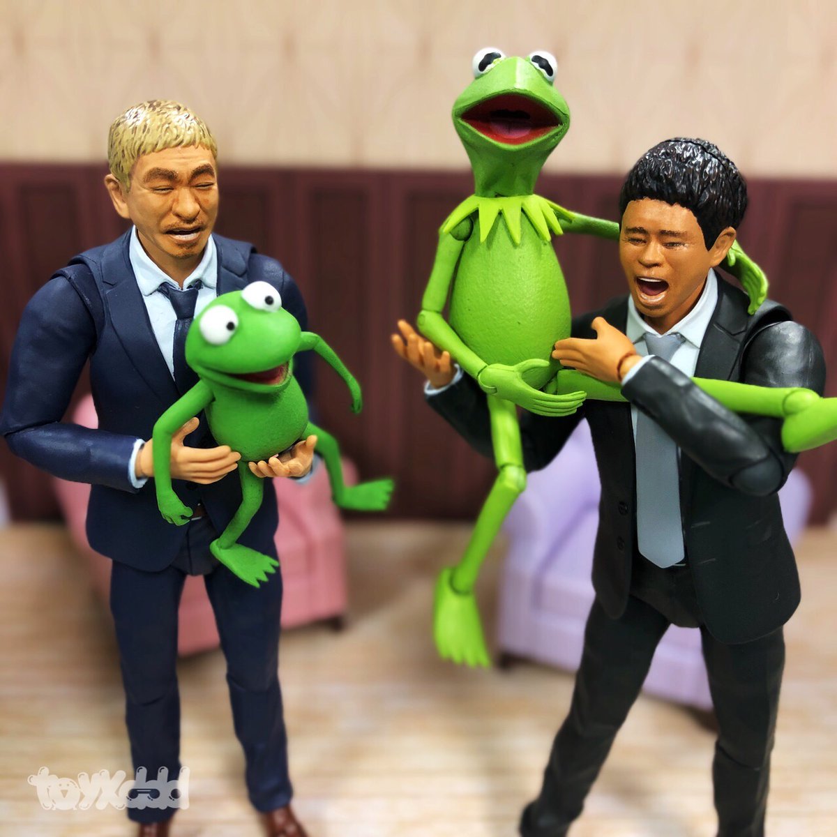Toyxddd_Channel's tweet photo. 今天請到了重量級的嘉賓😂
.
#浜田雅功 #浜ちゃん
#松本人志 #松ちゃん
#DOWNTOWN #ダウンタウン
#kermit #icolor #frog #おもちゃ #玩具攝影 #オモ写 #フィギュア撮影友の会 https://t.co/oLFLBq47gN