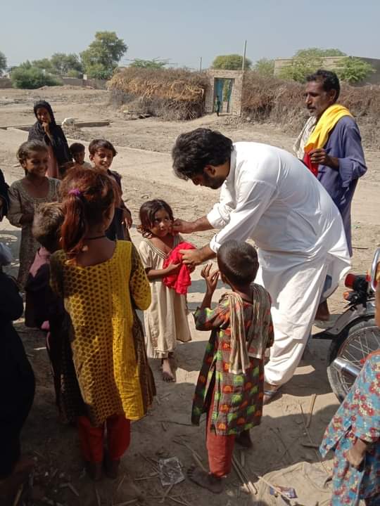 AzadChandio24's tweet photo. Winters is the next big challenge for people in flood-affected areas🧣🌨️🧤 

Harsh weather multiplies the sufferings of the people, warm clothes to protect them.🧥
@HaqAbro1
@FarzanaAlee @Ali_Abbas_Zaidi @IslamicReliefPK @MaleehaManzoor @AsmatullahNiazi @RKionka @Rizq_Sharefood https://t.co/MKA9tETVOt