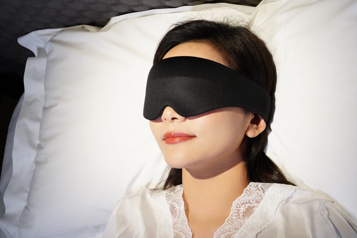 Dreamlight Ease Lite 2S sleep mask
World's best Light-Blocking and Compacy eye mask!
Get same one on dreamlight.tech
#sleeping #sleepmask #eyemask #sleepwell #sleepwear #sleeping #sleep