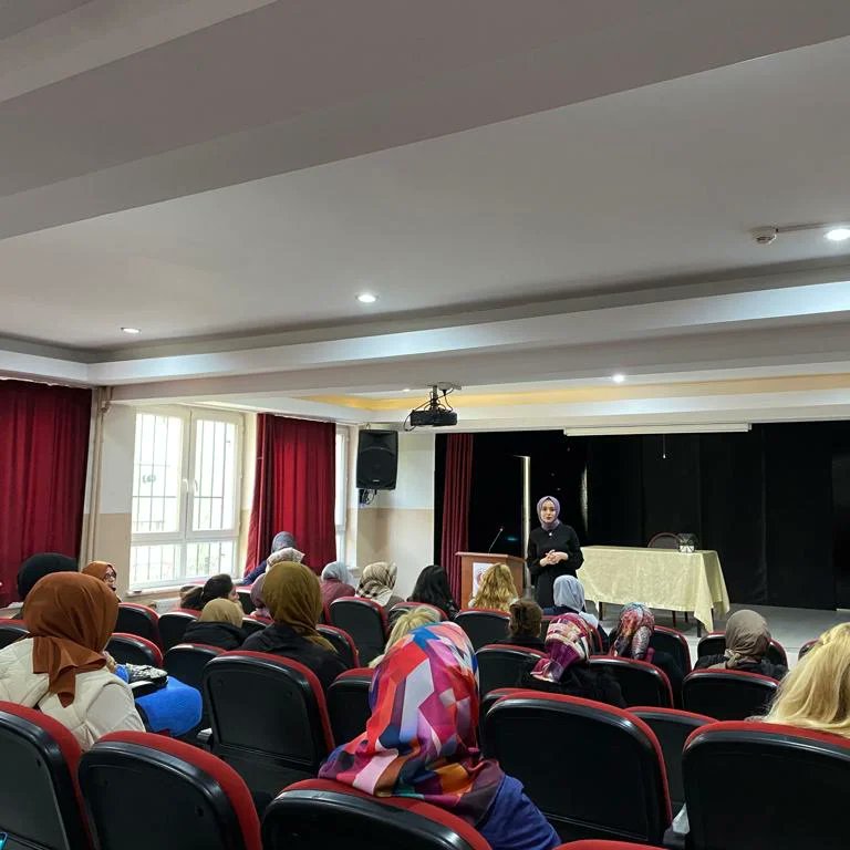 Veli Akademileri kapsamında Uzman Psikolog Melek Bilgi ile Aile İçi İletişim temasını işledik. Başta Melek hanıma olmak üzere katılan tüm velilerimize teşekkür ederiz. @ist_veliakademi <a href="/gopmem/">Gaziosmanpaşa İlçe Millî Eğitim Müdürlüğü</a>