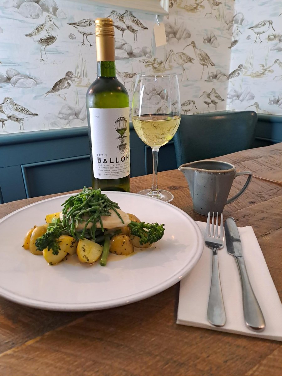 Flavours to take you back to warmer weather and lazy days. Pan-seared fish of the day, olive oil new potatoes, sea herbs, samphire, and roast fish sauce. loom.ly/dSpeYVw #ExpectExtraordinary