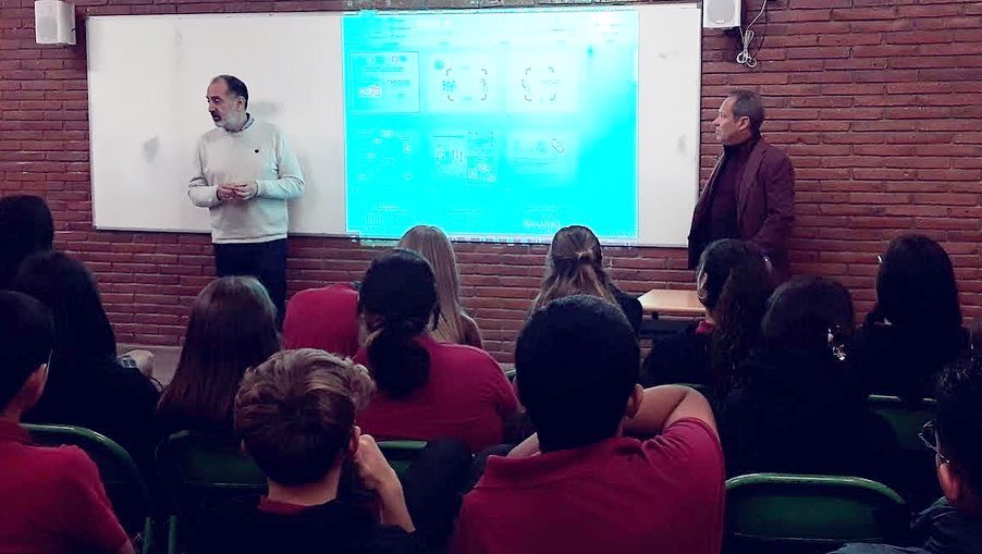 colegiosilbcn's tweet photo. Aquest dilluns 28 els alumnes de 3r d'ESO hem tingut el plaer de poder escoltar una xerrada del Dr. Rafael Artuch de l'Hospital 🏥 de Sant Joan de Déu especialista en malalties metabòliques congènites.
Les fotos les han fet els #NouvingutsSIL del #meteo715
#colegiosil https://t.co/CpKYf9jmrS