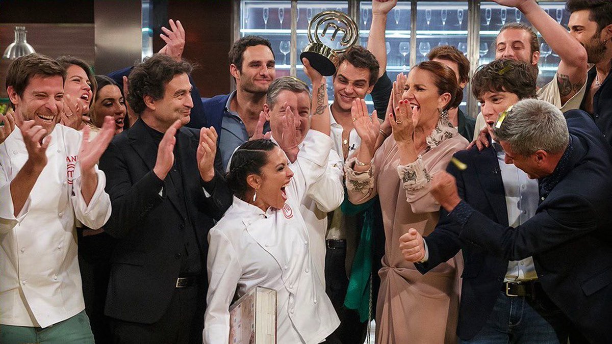 SensaCine's tweet photo. #MasterChefCelebrity7 se despide como la edición más acusada de tongo y con un rifirrafe que aviva la polémica #MCCelebrity #MasterChefCelebrity
https://t.co/8YInXDsuKE https://t.co/yPfNoHtDUo
