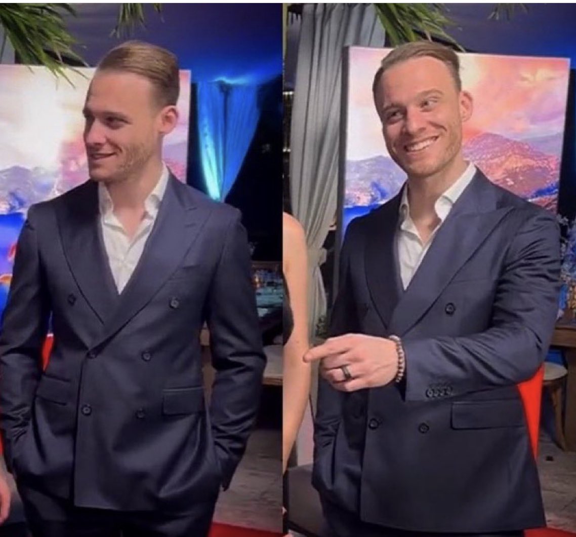 Q: If #KeremBürsin were a color, what would it be?
H: Navy Blue, Midnight Blue 💙🦋

I am wearing 50 shades of BLUE tonight 💙🕺🤟🏻