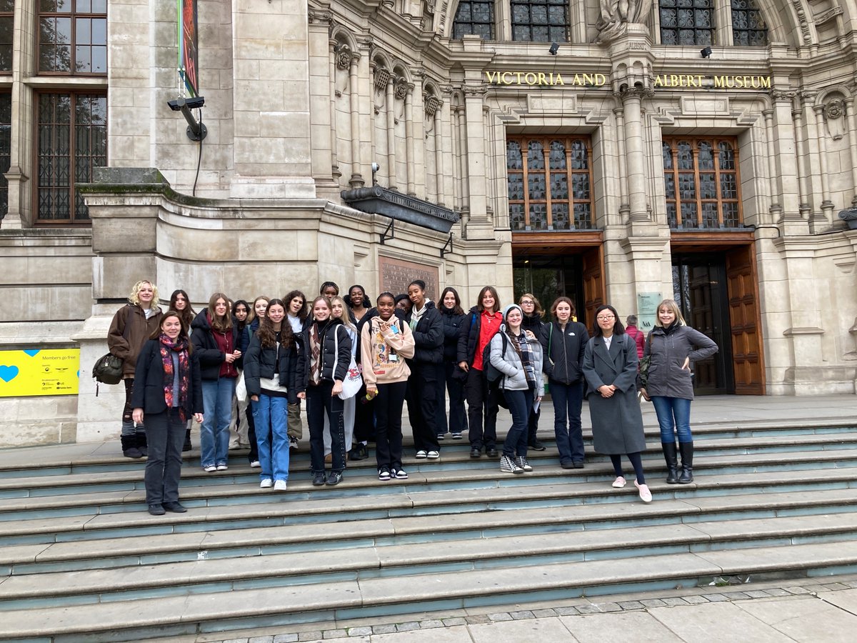 <a href="/STAHSArt/">STAHS Art</a> have arrived at the wonderful <a href="/V_and_A/">V&A</a> !!