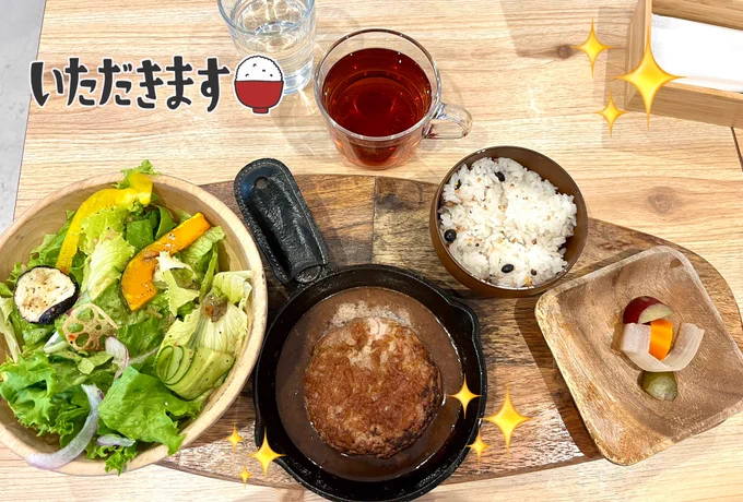 今日のランチとおやつ山口市「萩野菜ピクルス」のハンバーグと山口のケーキ屋さん「シュシュ」のパフェとプリン美味しくて楽しい1日でしたしかも帰宅したらネーム一発OKのお返事来てた最高では 