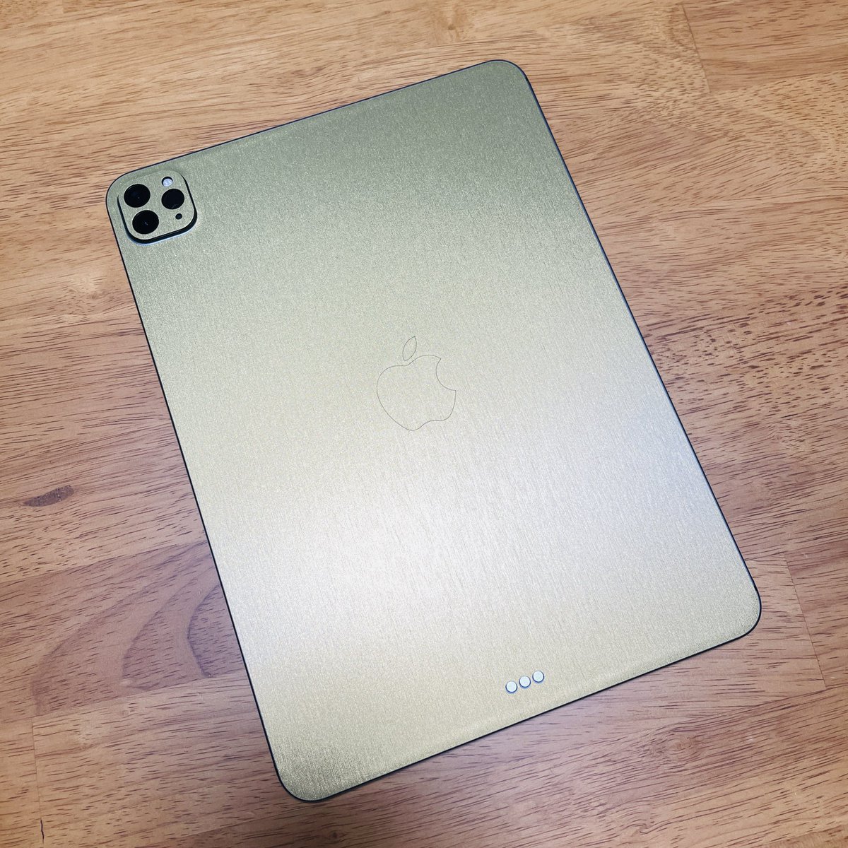 liutom92f's tweet photo. 来月の本番用にiPadを金色にしたら、成金感がヤバい。ガジェットは基本的に黒で揃えてるから違和感がすごい。と言うか眩しい(笑)
本来リンゴマークは抜いて貼るんだけど、なるべくゴールドの面積を増やすために敢えてこのまま使用。
しばらくは成金iPadユーザーやな…
#スキンシール #wraplus https://t.co/KwV3xxE2jN