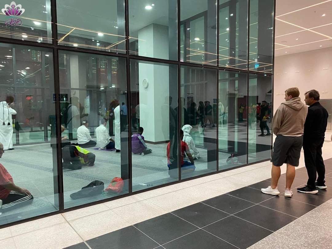 ScreenMix's tweet image. من أجمل الأشياء في كأس العالم أن المصلى صنع من الزجاج في كل الجوانب فيتمكن غير المسلمين من رؤية الصلاة ❤️