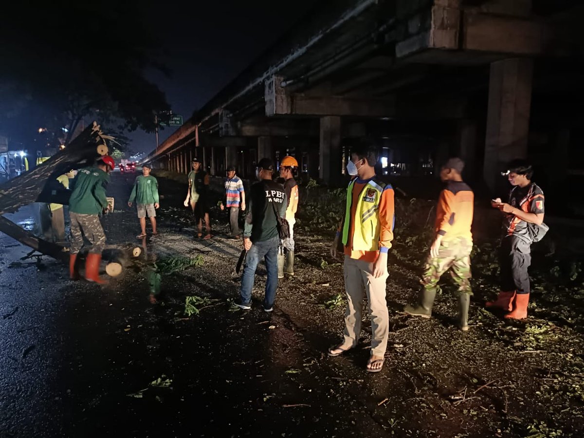 CALL CENTER 112 SIDOARJO

Hari : Rabu
Tanggal : 30 November 2022
Pukul : 16.53 WIB

Call center 112 mendapat laporan bahwa ada pohon tumbang di daerah pondok tjandra, kecamatan waru. Evakuasi pohon tumbang dilakukan bersama linmas, Relawan BPBD, dan Warga sekitar.