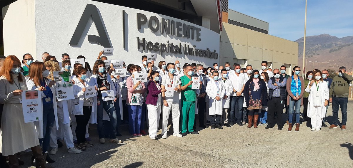 HUniv_Poniente's tweet photo. Profesionales del #HUnivPoniente se han concentrado hoy en la puerta de Urgencias, para mostrar su apoyo a los compañeros que ayer fueron agredidos.
La violencia no puede tener cabida en los centros sanitarios
#StopAgresiones 🛑 #SomosPoniente
@saludand @AlmeriaJunta @peacro https://t.co/6DfPzonjqi