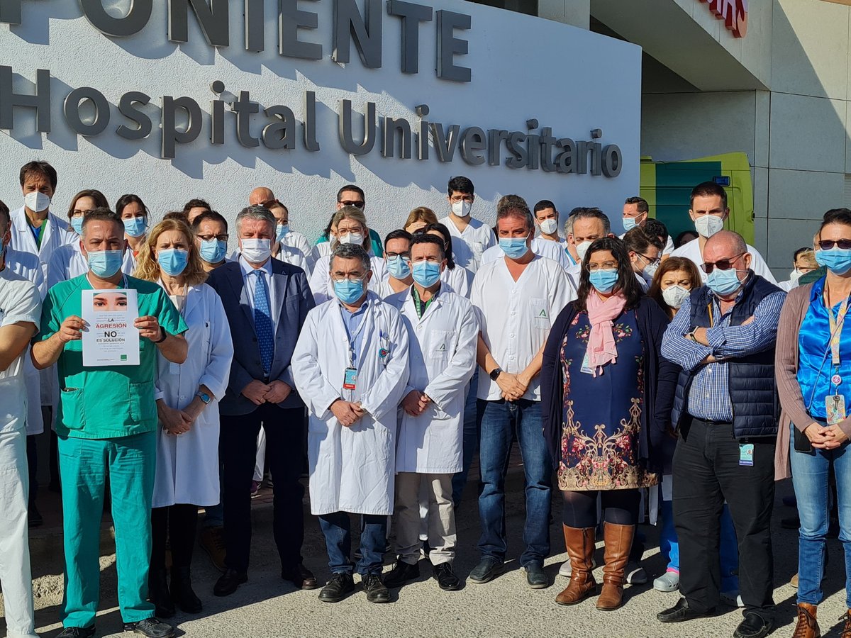HUniv_Poniente's tweet photo. Profesionales del #HUnivPoniente se han concentrado hoy en la puerta de Urgencias, para mostrar su apoyo a los compañeros que ayer fueron agredidos.
La violencia no puede tener cabida en los centros sanitarios
#StopAgresiones 🛑 #SomosPoniente
@saludand @AlmeriaJunta @peacro https://t.co/6DfPzonjqi