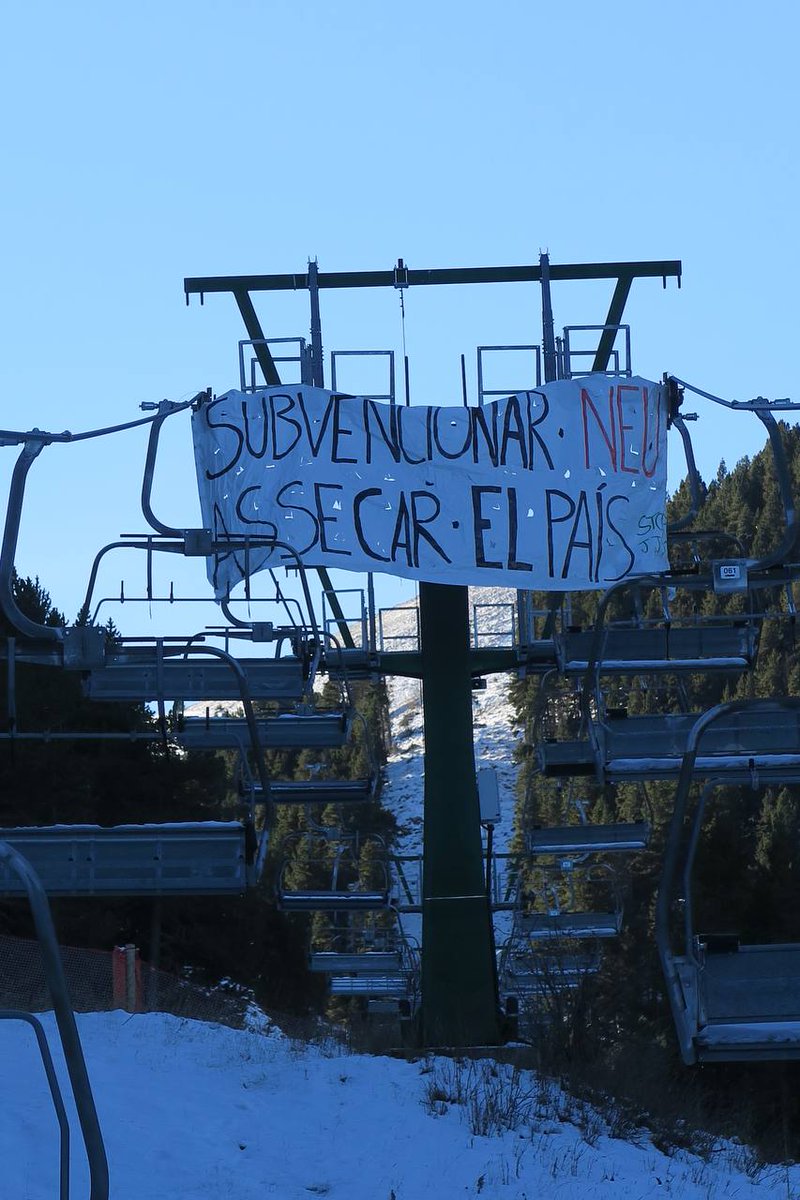 Tenim el país en sequera extrema i preus de la llum desorbitats. Mentrestant <a href="/govern/">Govern de Catalunya</a> continua dopant la neu artificial de totes les pistes d'esquí amb subvencions públiques milionàries. I amb tot plegat, el jovent pirinenc ni troba feina ni es pot pagar l'habitatge.