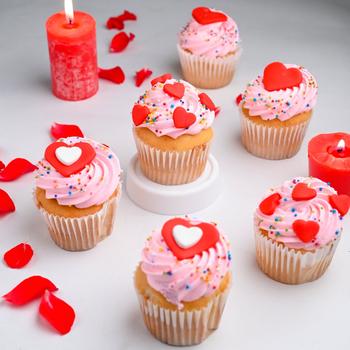 Frosted bites of love. 
#cupcakes #customisedcupcakes #bakingo #dessertdelivery