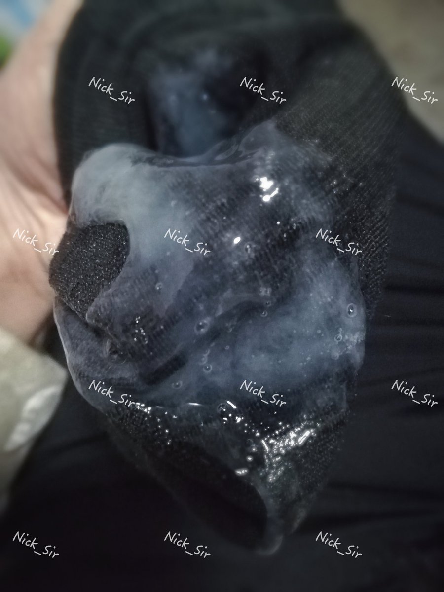 Nick30920's tweet photo. 这种薄棉中筒袜套着撸简直不能太爽
脱下穿了一天的袜子，袜底都是湿的，套上去包裹住真的能爽上天
最后全都射了进去
#套袜子撸 #痞帅 #打飞机 https://t.co/Nwk6WBeceX