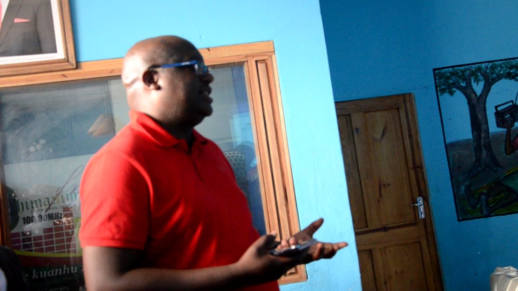 'Sustainability is very critical for community radios' - BAZ Technical Manager, Eng Matthias Chakanyu said this during the WB visit to Chimanimani FM. @InfoMinZW @unescoROSA @baz_zw businesswaveafrica.com/2022/11/30/sus…
