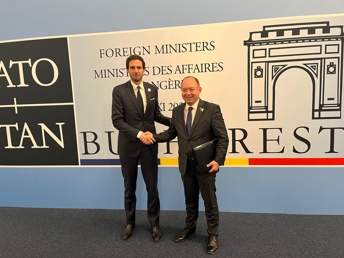 BogdanAurescu's tweet photo. A pleasure to meet again my colleague NL FM @WBHoekstra today at @NATO #ForMin_Bucharest, for a very good & substantial exchange on the latest developments on RO🇹🇩’s #Schengen accession. We had a constructive dialogue & decided to stay in close contact during the next period https://t.co/sOO1uTkYv2