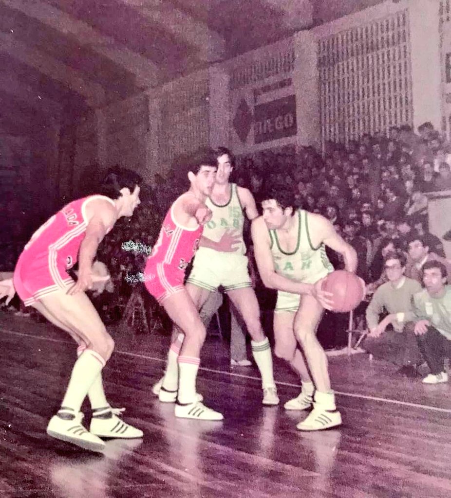 Históricos del baloncesto español en el último año oarista en #PuntaArnela en la primera liga de la era #ACB 1983/84 #ArchivoOAR Charly, Pepe, Fede y Mico 📸 Foto Arjo