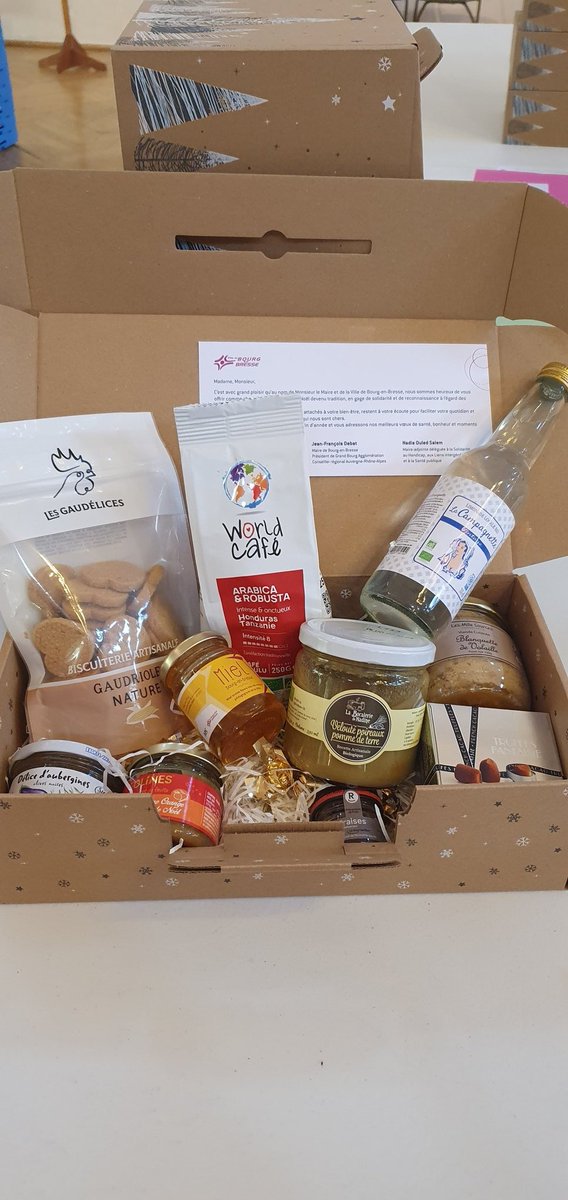 nmariadassou's tweet image. Distribution des colis de Noël aux aînés de Bourg en Bresse ce jour à la salle des fêtes. @JFDebat @nadia Ouled Salem