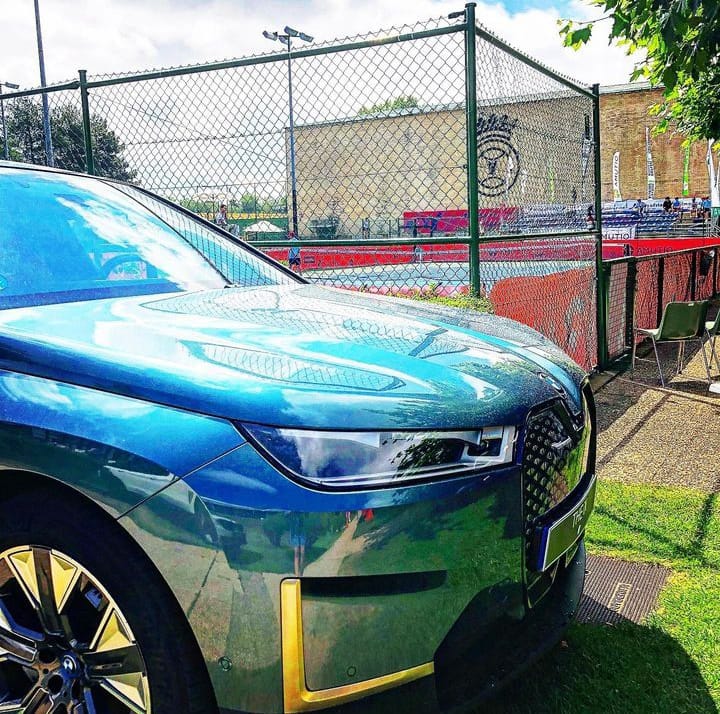 😍Qué bien lucen los cochazos de <a href="/MotorGorbea/">Motor Gorbea</a> #BMW expuestos en las instalaciones de la Peña Vitoriana Tenis Club 

Como muestra, este lujoso #bmwix con cristales de #Swarovski

Espectacular ‼️‼️