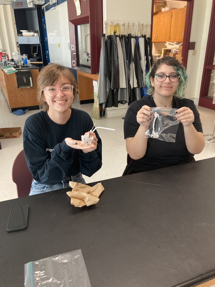criner_sharon's tweet photo. Snowstorm success! My kids were thrilled with the results. I love when Science and Art can play together #STEAM @ScienceSPS @kingsforkhs https://t.co/c8ZR3A0nj9