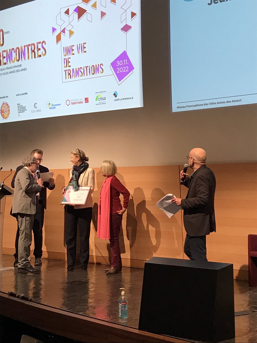 ChrisDelliere's tweet photo. @NotreTemps est fier de soutenir l’initiative intergénérationnelle autour du jeux vidéo mis en place par @royan1950. Un Prix remis par @marieauffret_ , directrice des rédactions lors des #RencontresRfvaa, en présence de  @Guerin_Serge, Pdt du jury https://t.co/3stmrpFGMk